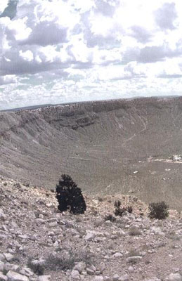 Огромная чашеобразная воронка, оставленная метеоритом, диаметром приблизительно 1200 м