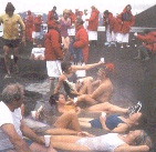 Группа туристов наслаждаются естественными горячими источниками острова Десепсьон 